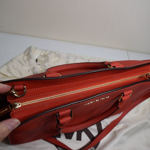 Michael Kors Sheila medium Handbag, red with matching wallet - Picture 10 of 15
